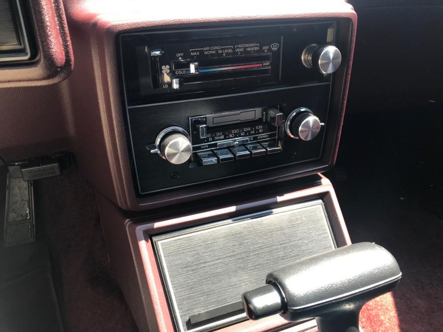 Детали интерьера Chevrolet Monte Carlo SS 1985 года  (фото 38 из 69)